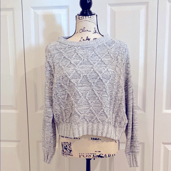 Chic Gray Cable Knit Patterned Crew Neck Sweater size Large - Picture 1 of 7